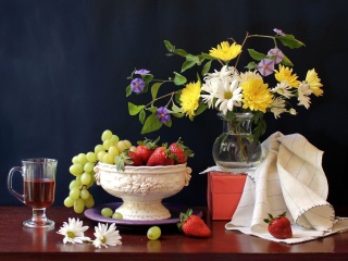 Обои Berries and bouquet Still life 320x240