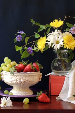 Sfondi Berries and bouquet Still life 320x480