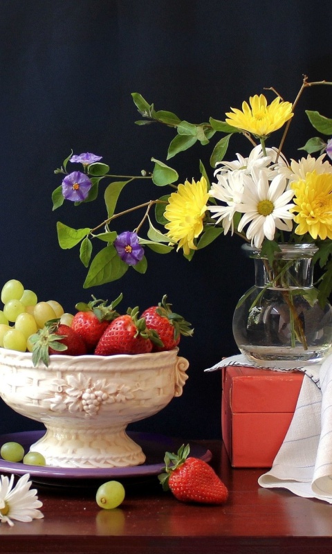 Berries and bouquet Still life wallpaper 480x800