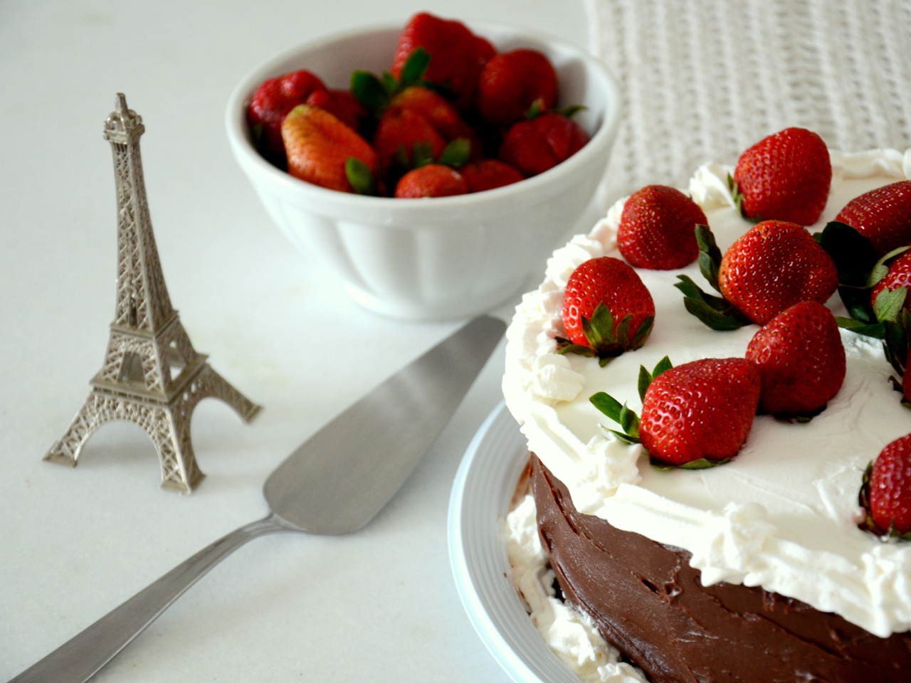 Fondo de pantalla Paris And Strawberry 1280x960