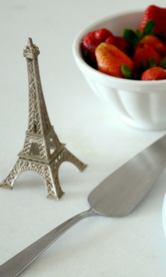 Paris And Strawberry screenshot #1 240x400