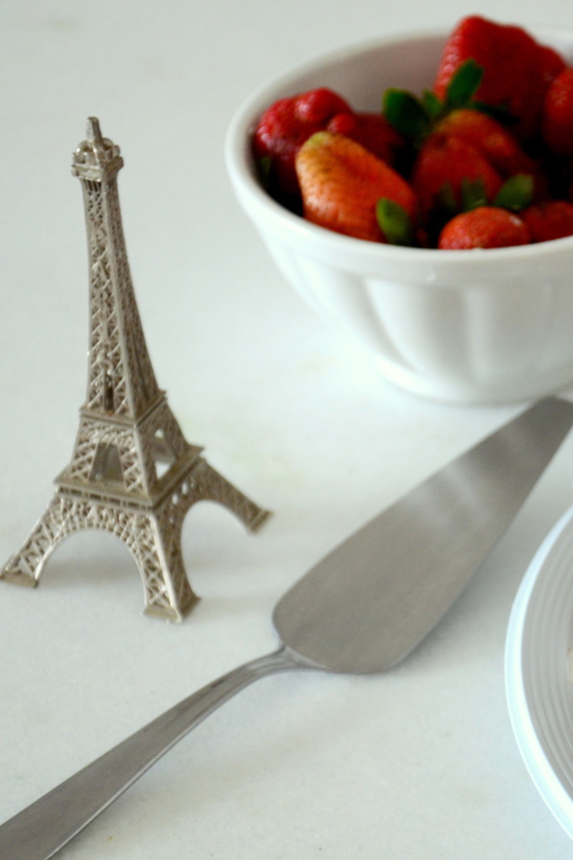 Paris And Strawberry wallpaper 640x960
