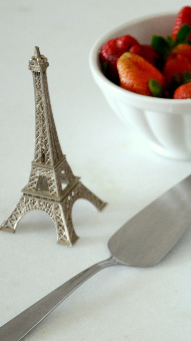 Paris And Strawberry wallpaper 750x1334