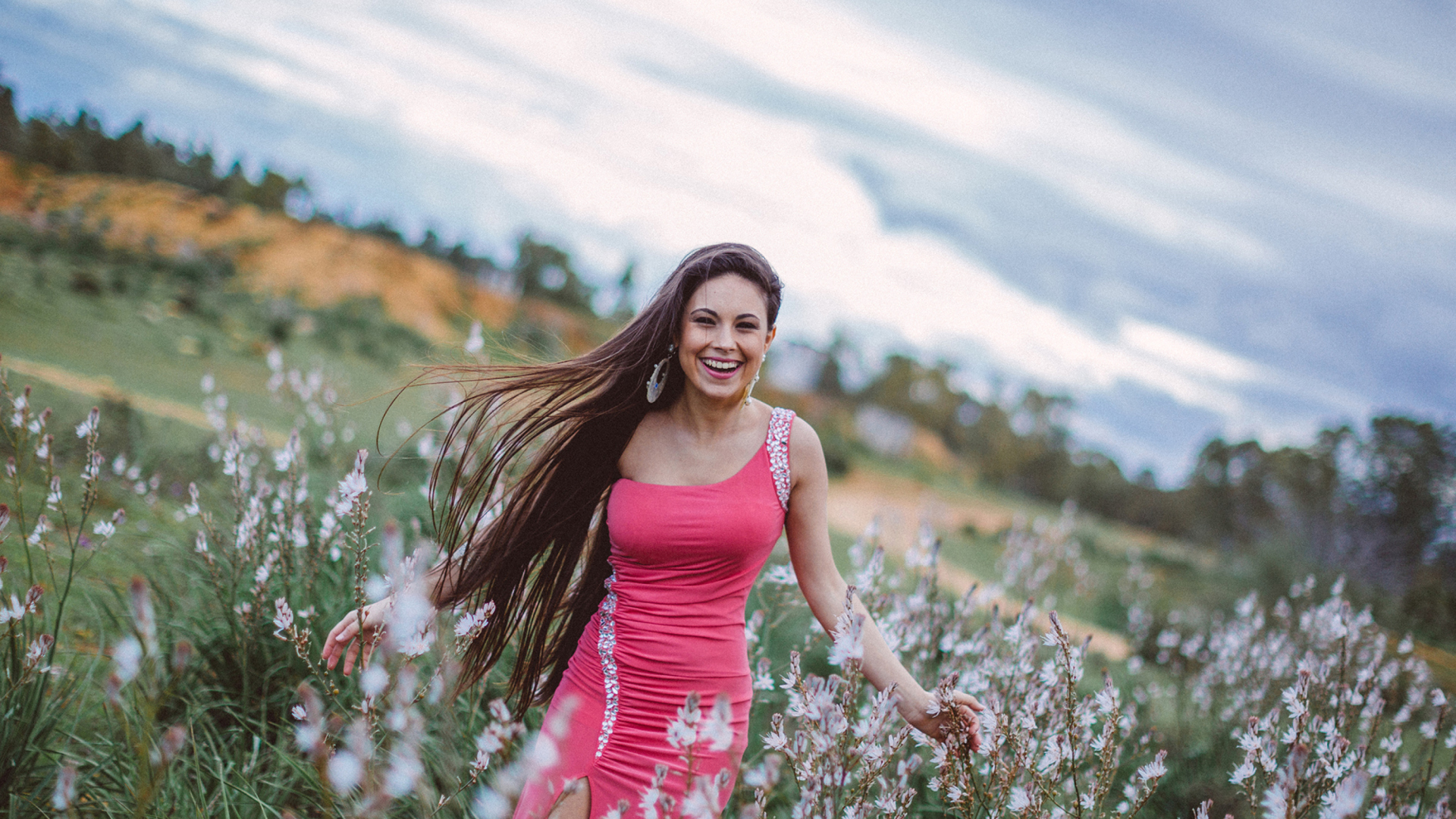 Happy Girl In Field screenshot #1 1920x1080