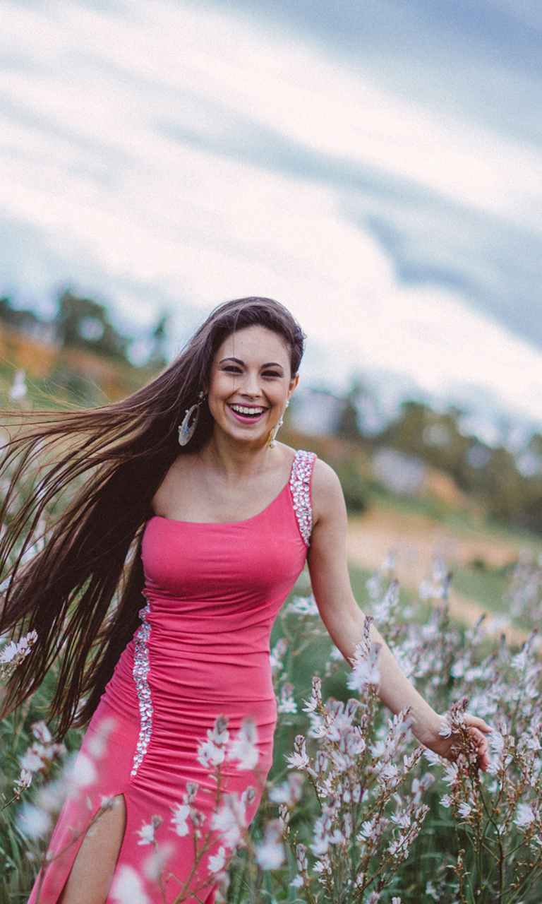 Sfondi Happy Girl In Field 768x1280