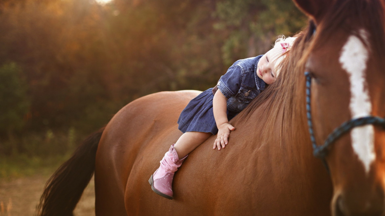 Fondo de pantalla Blonde Child On Horse 1280x720