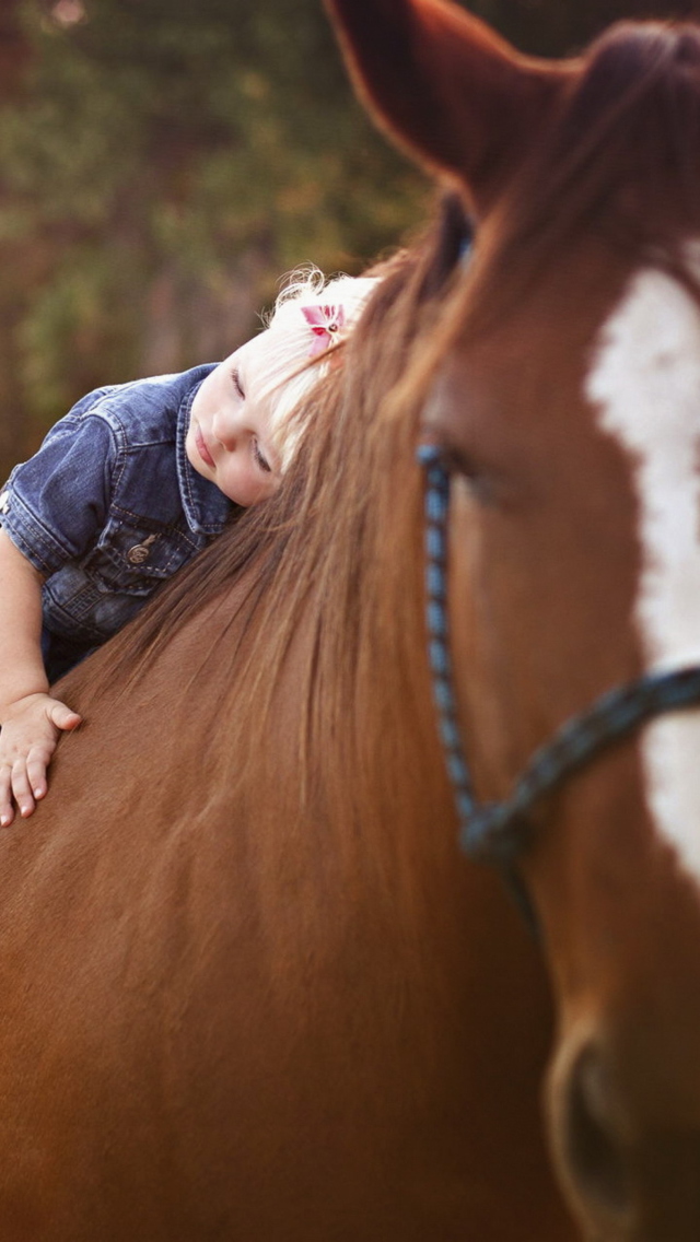 Fondo de pantalla Blonde Child On Horse 640x1136