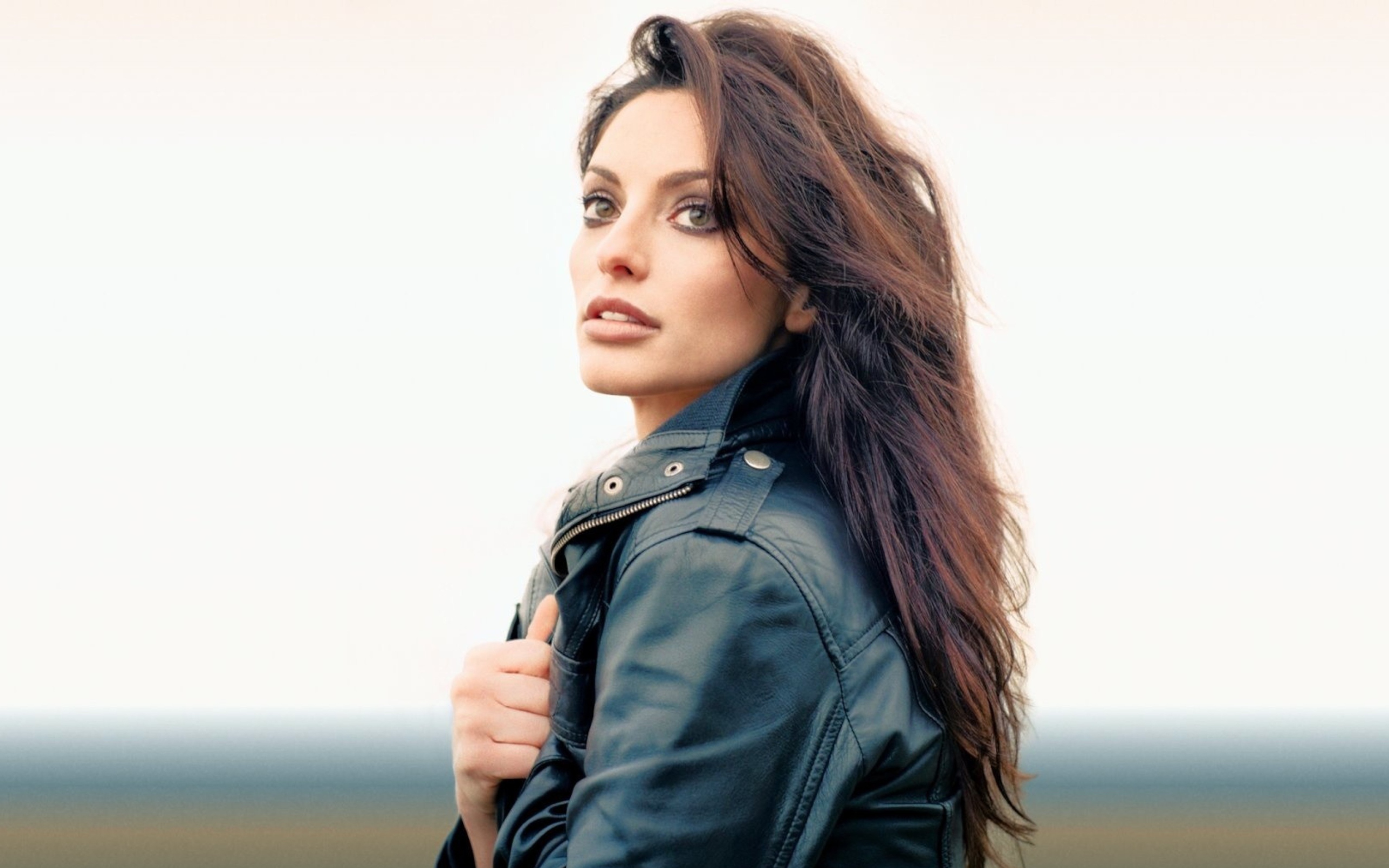 Screenshot №1 pro téma Beautiful Brunette Wearing Black Leather Jacket 2560x1600