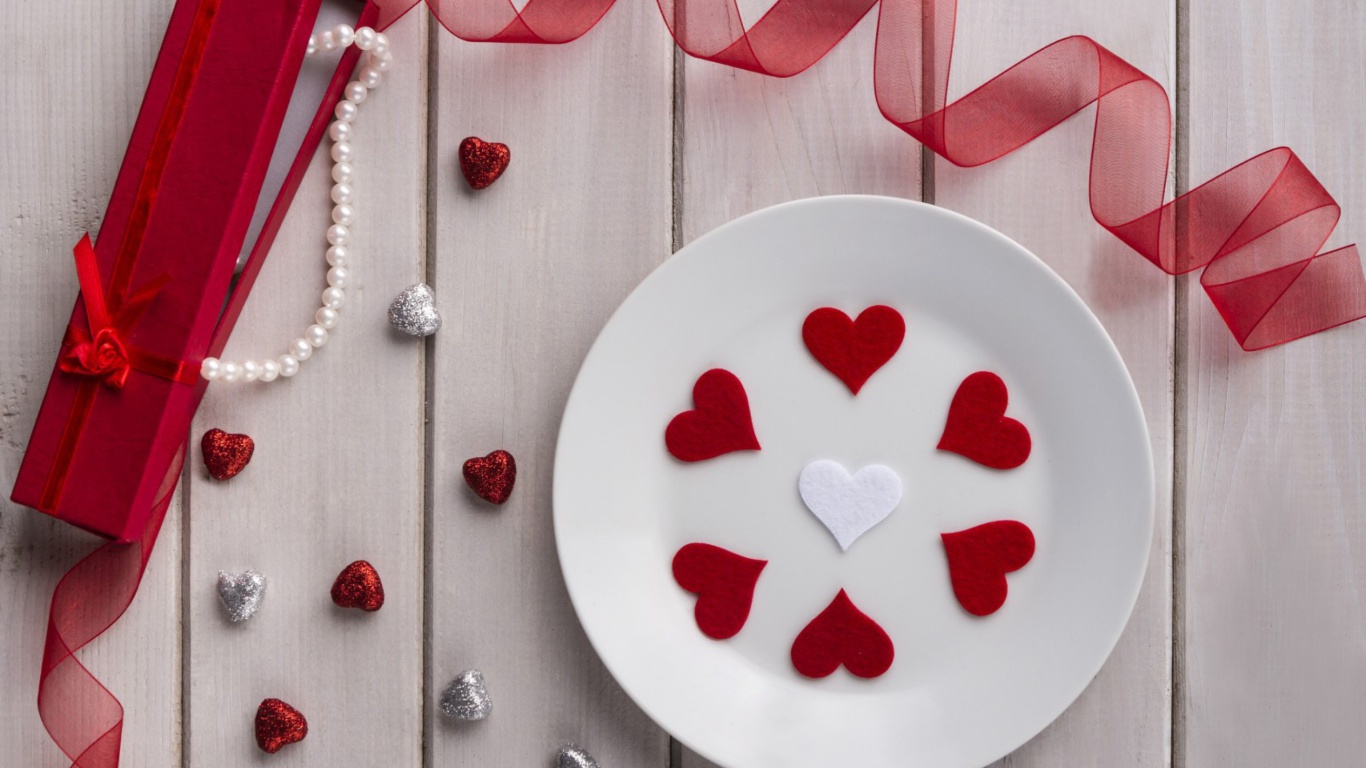 Обои Romantic Valentines Day Table Settings 1366x768
