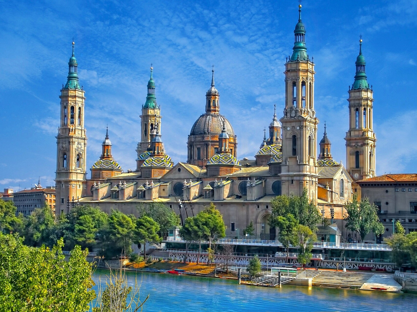 Das Basilica of Our Lady of the Pillar, Zaragoza, Spain Wallpaper 1400x1050