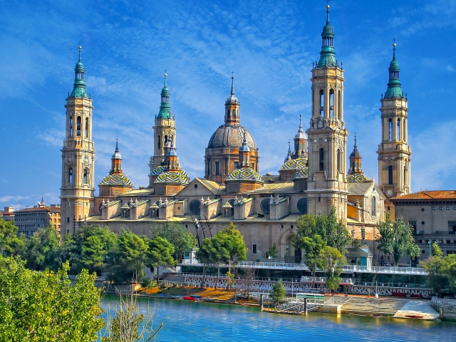 Fondo de pantalla Basilica of Our Lady of the Pillar, Zaragoza, Spain 640x480