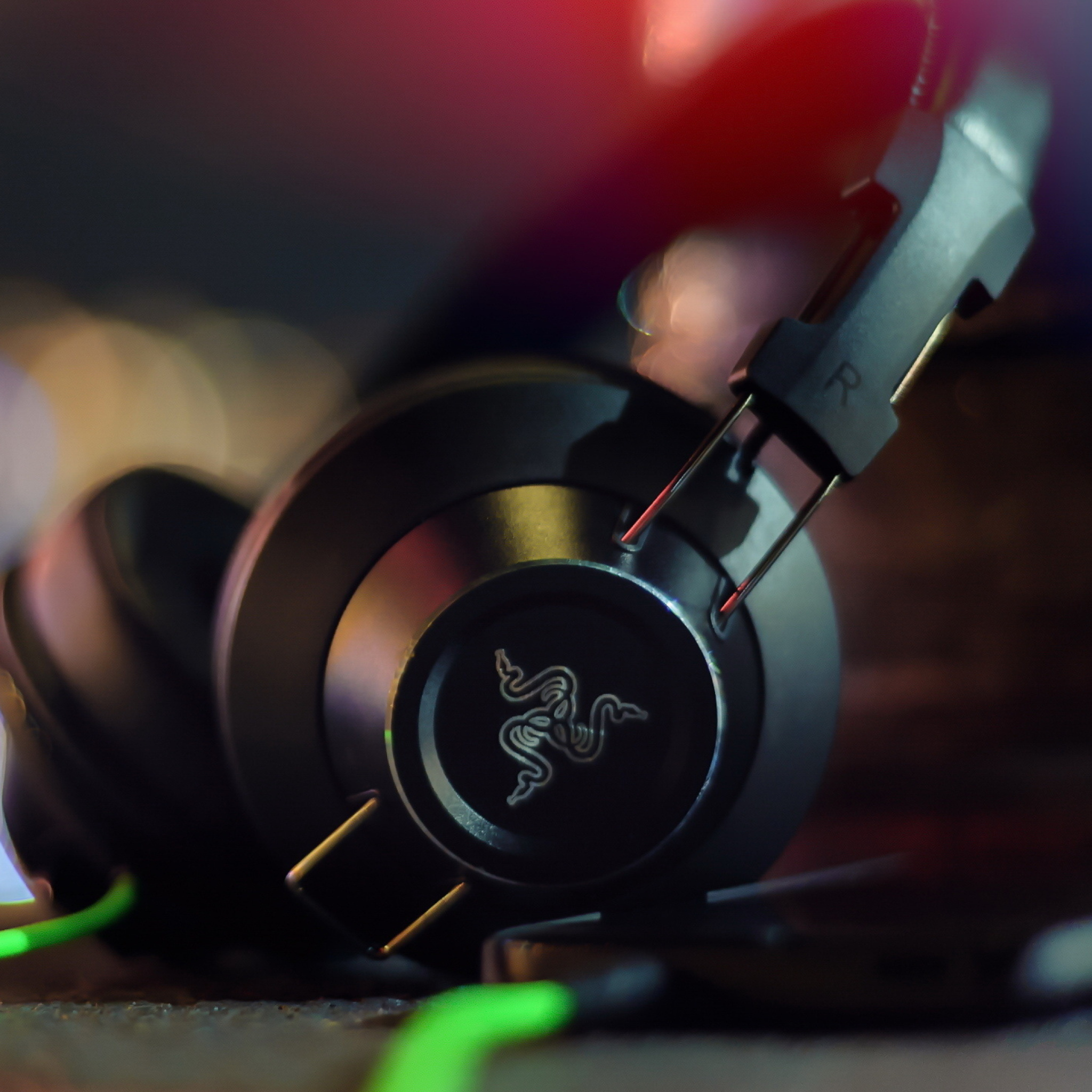 Обои Razer Adaro DJ Analog Headphones 2048x2048