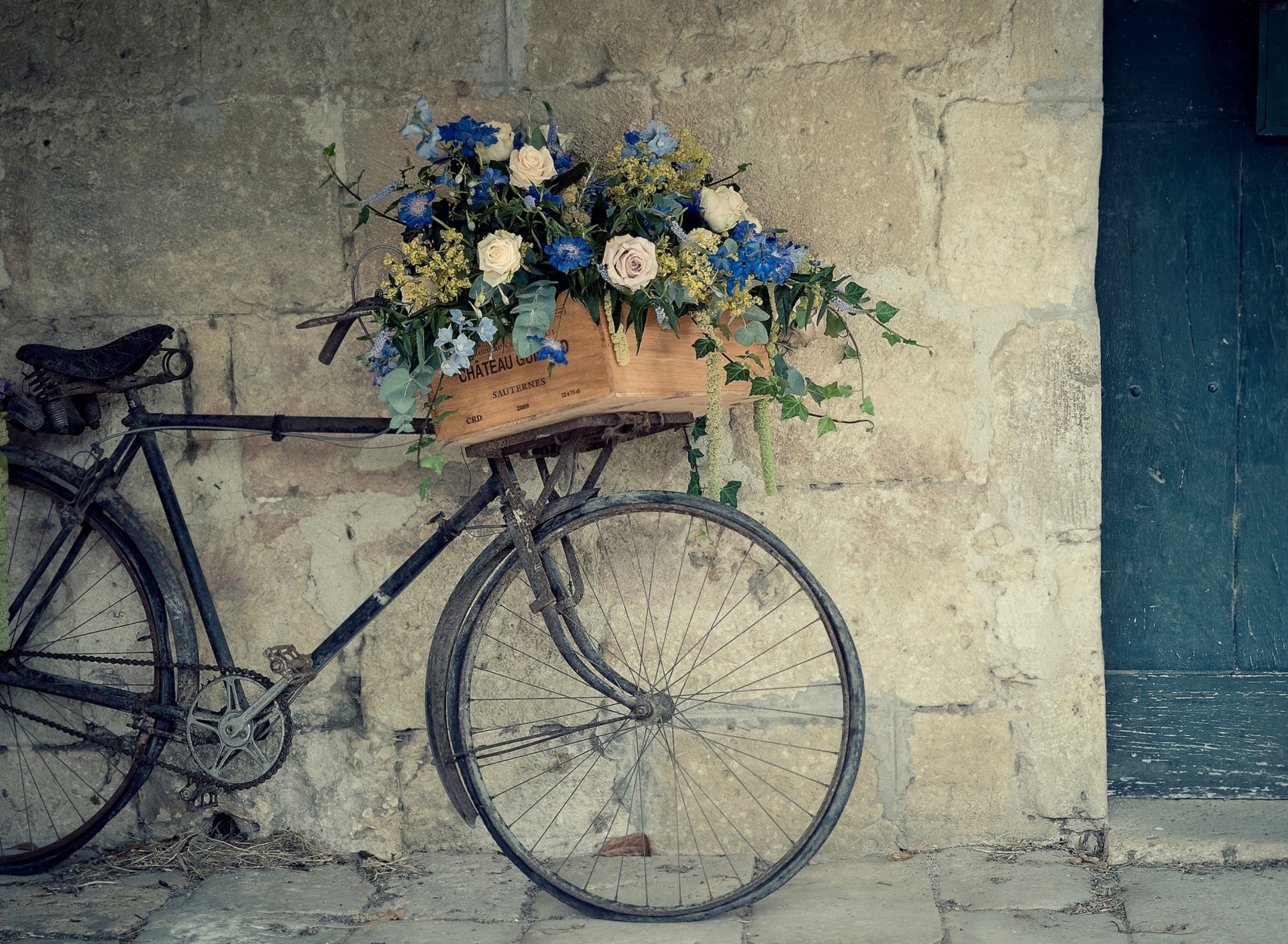Sfondi Bicycle With Basket Full Of Flowers 1920x1408