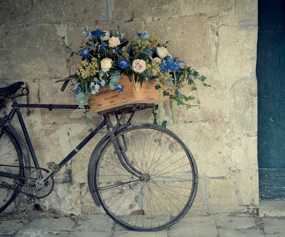 Обои Bicycle With Basket Full Of Flowers 960x800