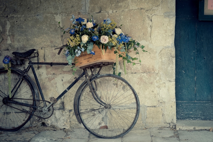 Обои Bicycle With Basket Full Of Flowers