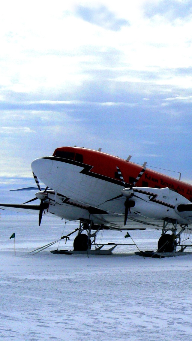 Douglas DC 3 wallpaper 640x1136