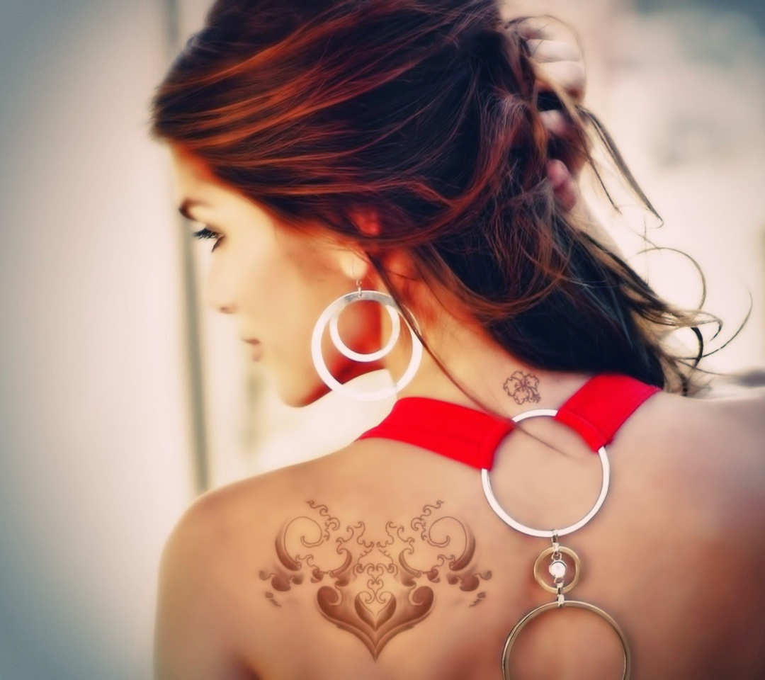 Sfondi Girl With Tattoo On Her Back 1080x960