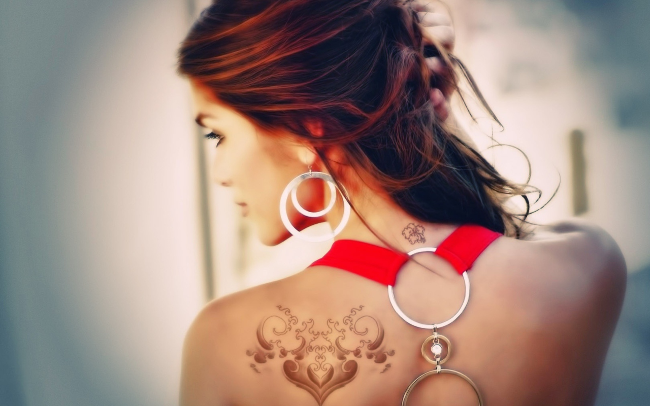 Girl With Tattoo On Her Back screenshot #1 1280x800