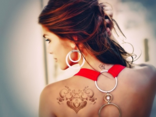 Das Girl With Tattoo On Her Back Wallpaper 320x240