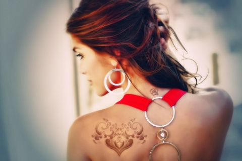 Das Girl With Tattoo On Her Back Wallpaper 480x320