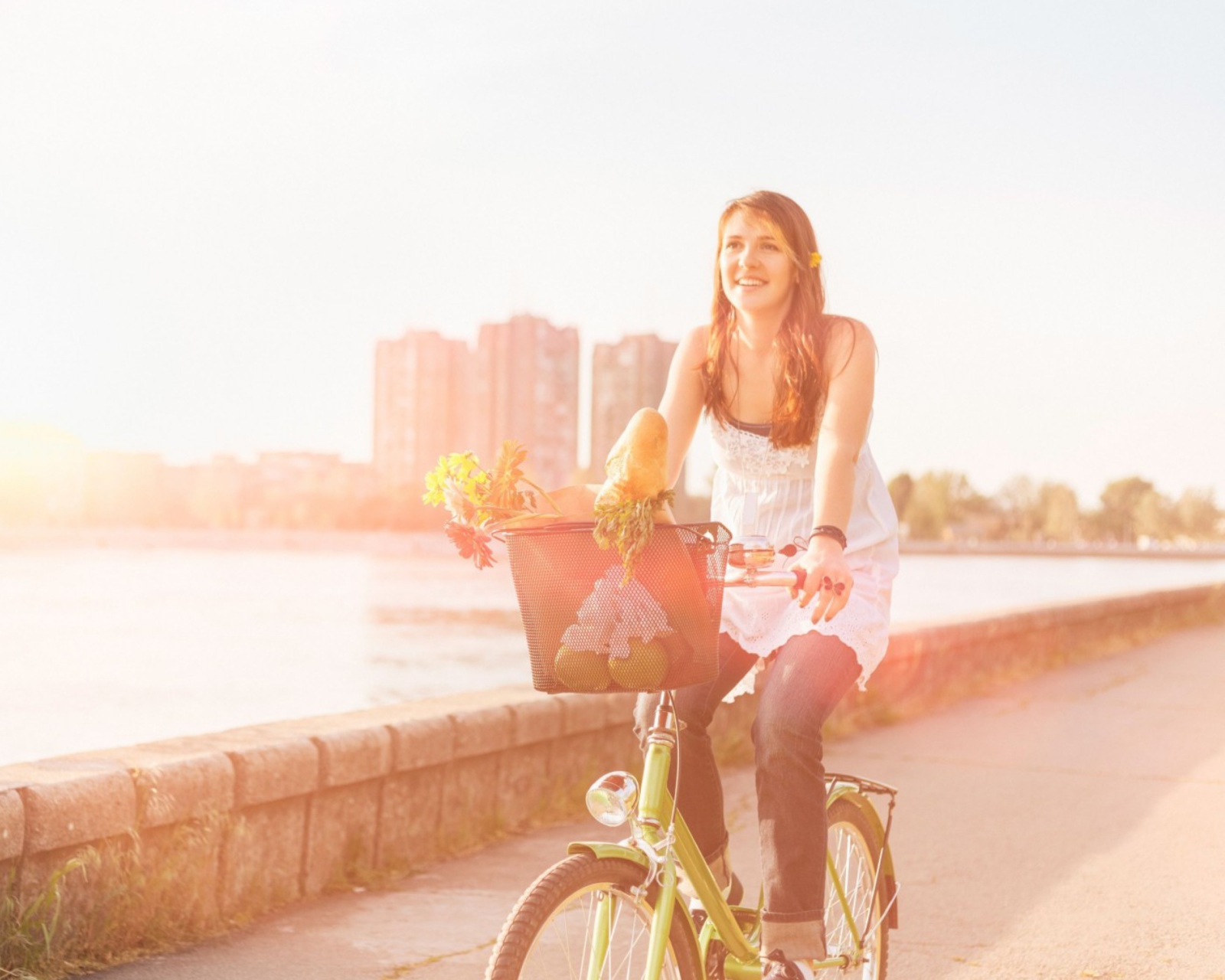 Sfondi Girl On Bicycle In Sun Lights 1600x1280