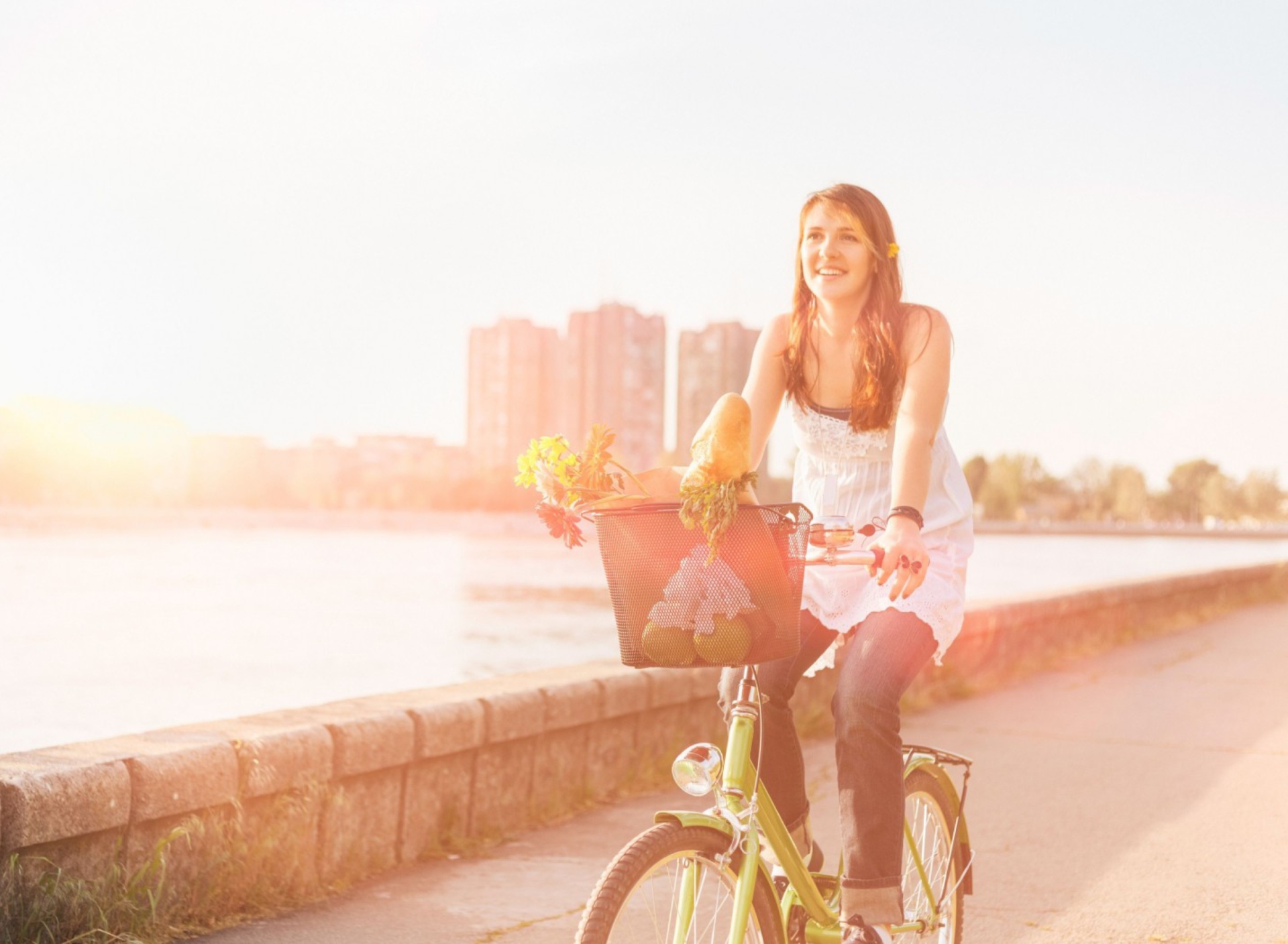 Fondo de pantalla Girl On Bicycle In Sun Lights 1920x1408