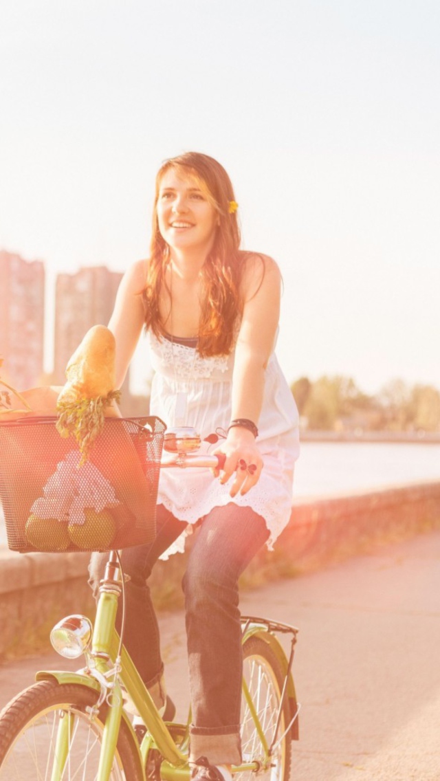 Screenshot №1 pro téma Girl On Bicycle In Sun Lights 640x1136