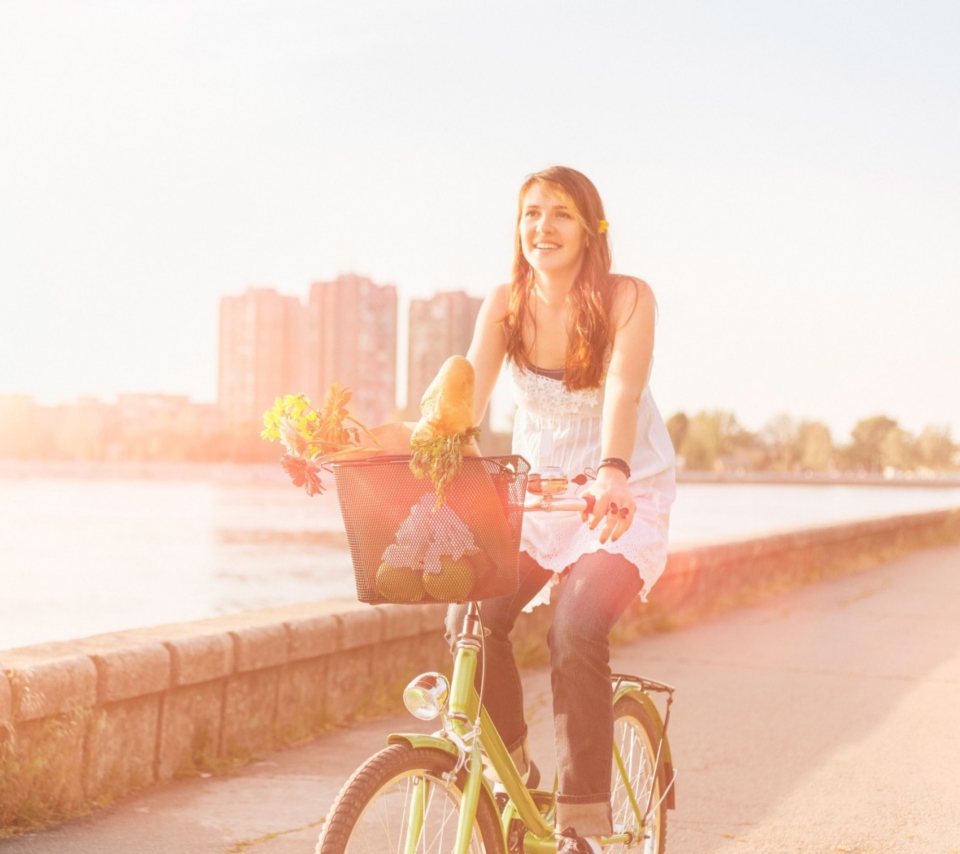 Screenshot №1 pro téma Girl On Bicycle In Sun Lights 960x854