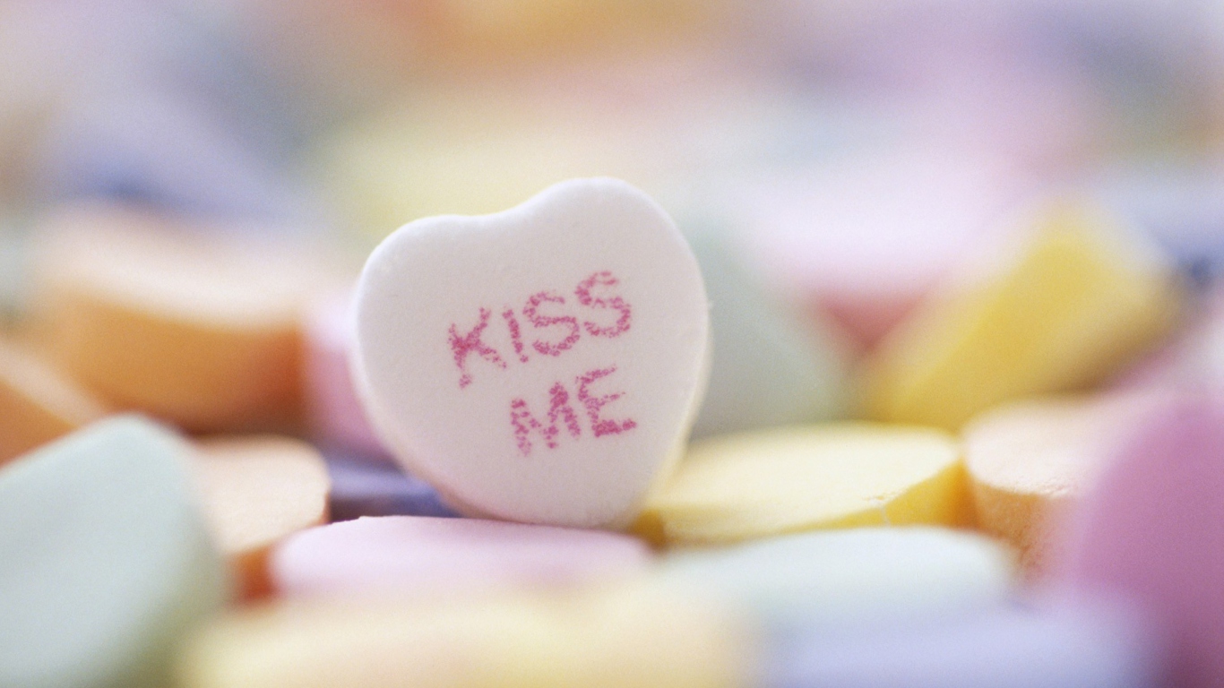Kiss Me Heart Candy wallpaper 1366x768