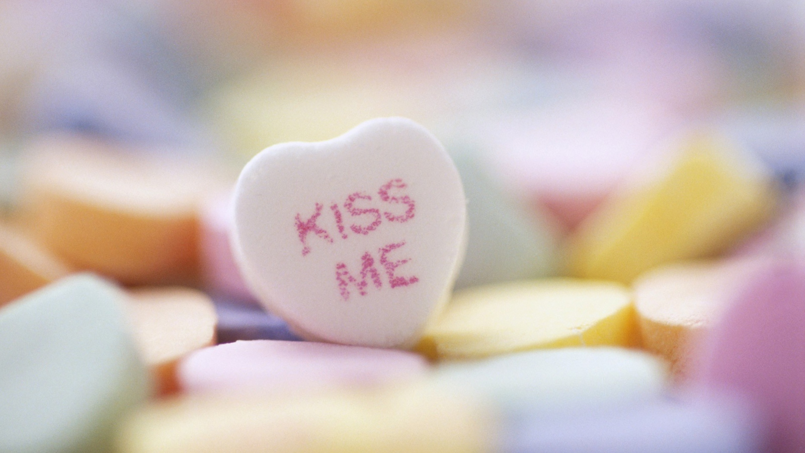 Обои Kiss Me Heart Candy 1600x900