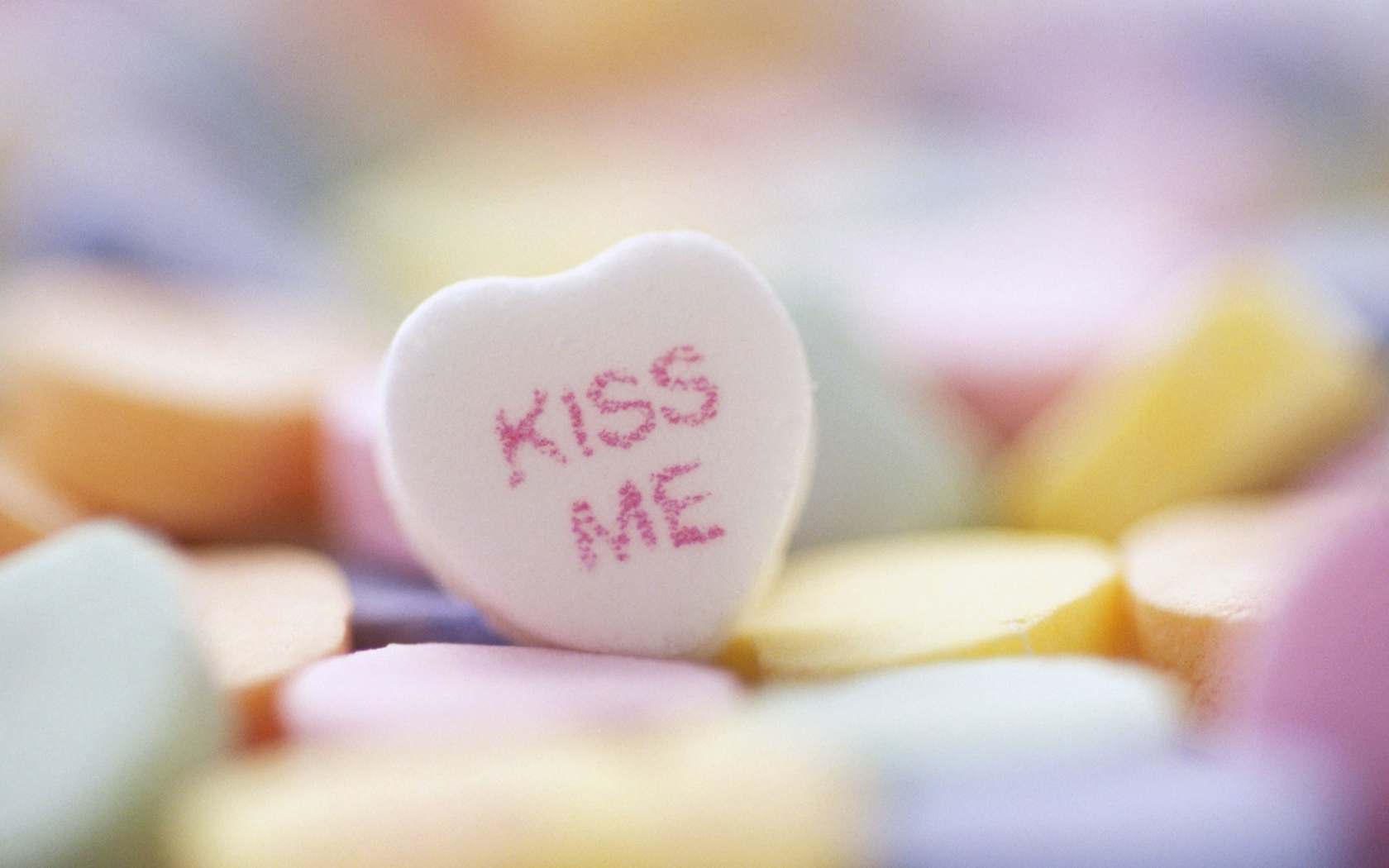 Fondo de pantalla Kiss Me Heart Candy 1680x1050