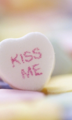 Fondo de pantalla Kiss Me Heart Candy 240x400