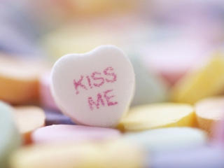 Kiss Me Heart Candy wallpaper 320x240