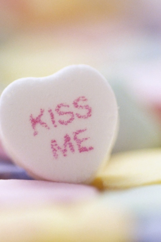 Das Kiss Me Heart Candy Wallpaper 320x480