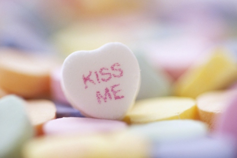 Kiss Me Heart Candy wallpaper 480x320