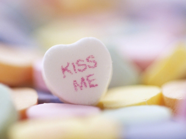 Kiss Me Heart Candy wallpaper 640x480
