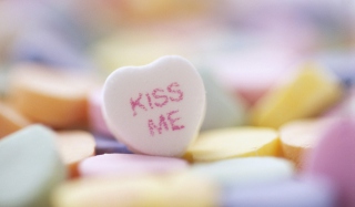 Free Kiss Me Heart Candy Picture for Android, iPhone and iPad