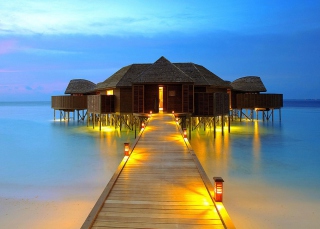 Free Bungalows In Ocean Picture for Android, iPhone and iPad