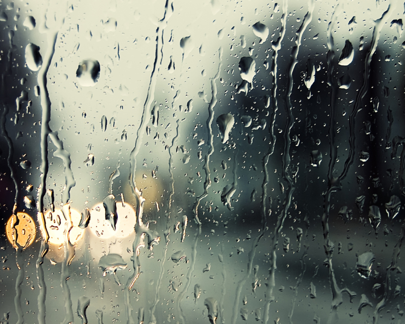 Sfondi Rain Drops On Window 1600x1280