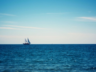 Screenshot №1 pro téma Beautiful Yacht On Seascape Horizon 320x240