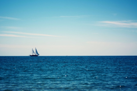 Screenshot №1 pro téma Beautiful Yacht On Seascape Horizon 480x320