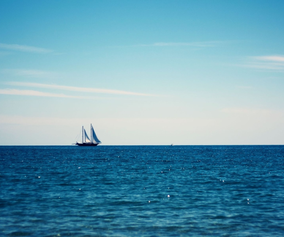 Beautiful Yacht On Seascape Horizon screenshot #1 960x800