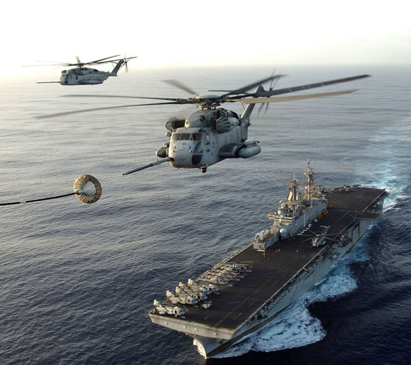 Fondo de pantalla Aircraft Carrier And Helicopter 1440x1280