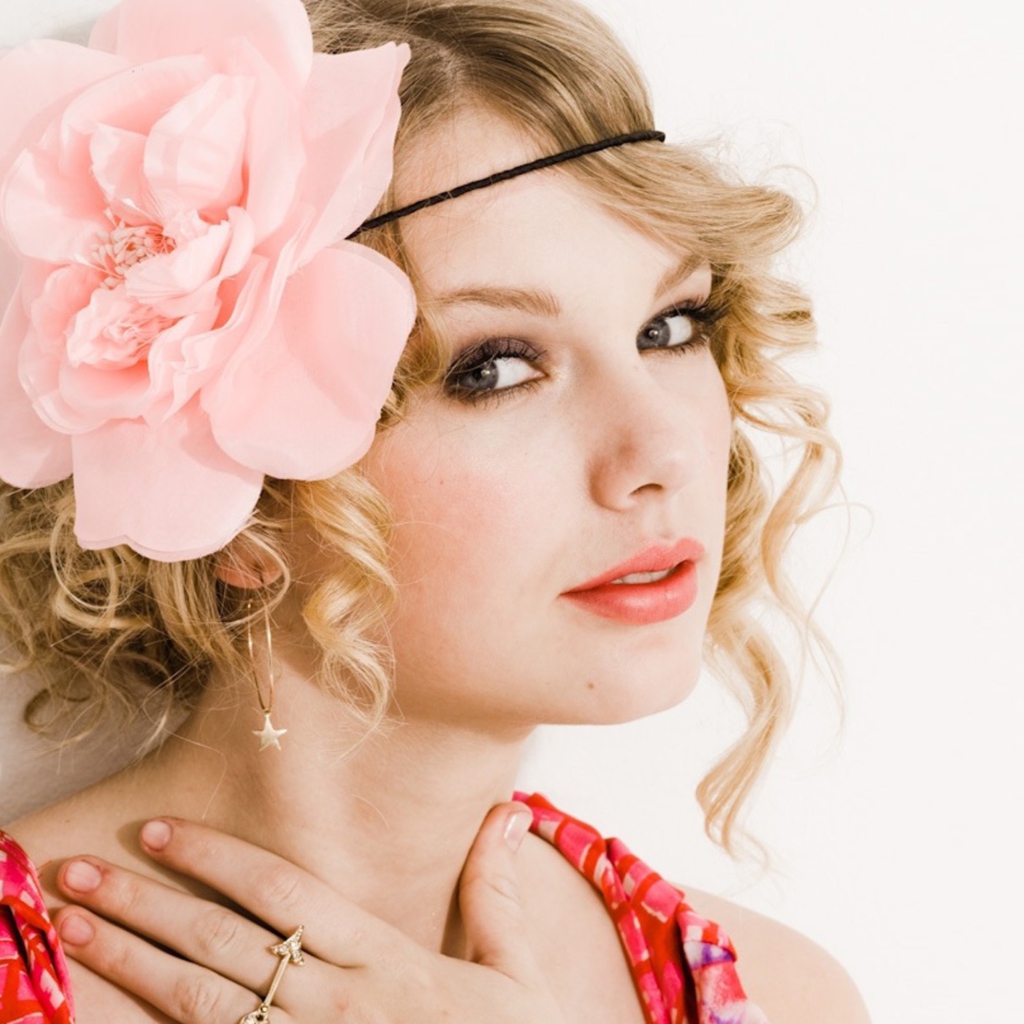 Обои Taylor Swift With Pink Rose On Head 1024x1024