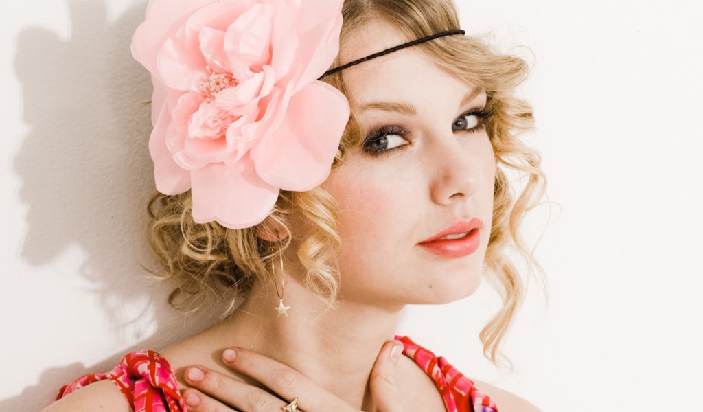 Taylor Swift With Pink Rose On Head wallpaper 1024x600