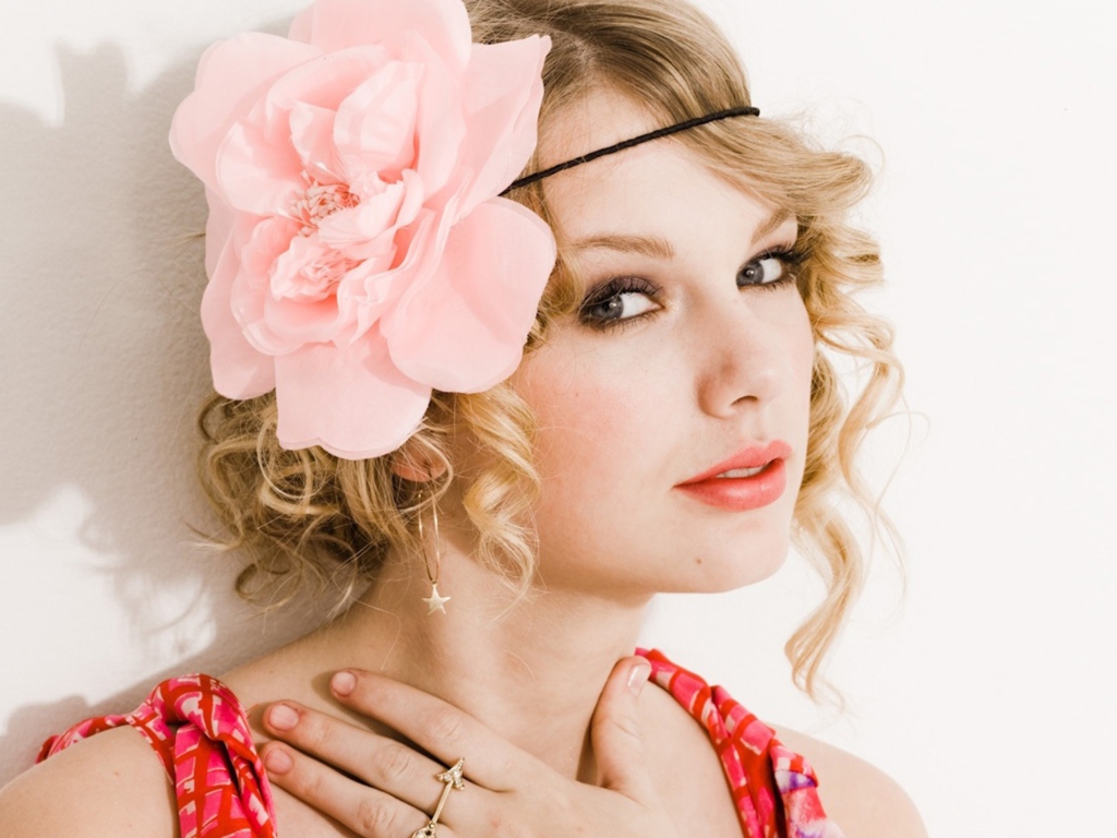 Taylor Swift With Pink Rose On Head wallpaper 1024x768