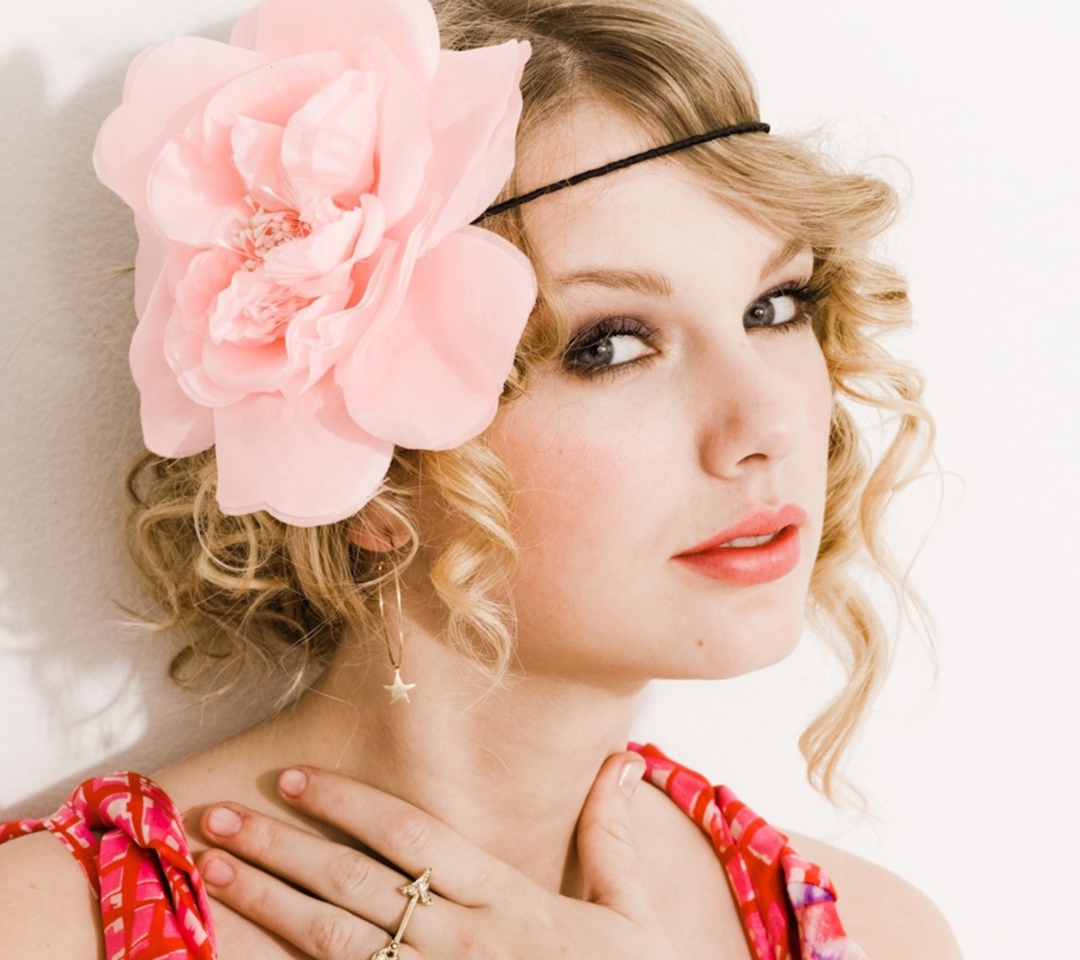 Das Taylor Swift With Pink Rose On Head Wallpaper 1080x960