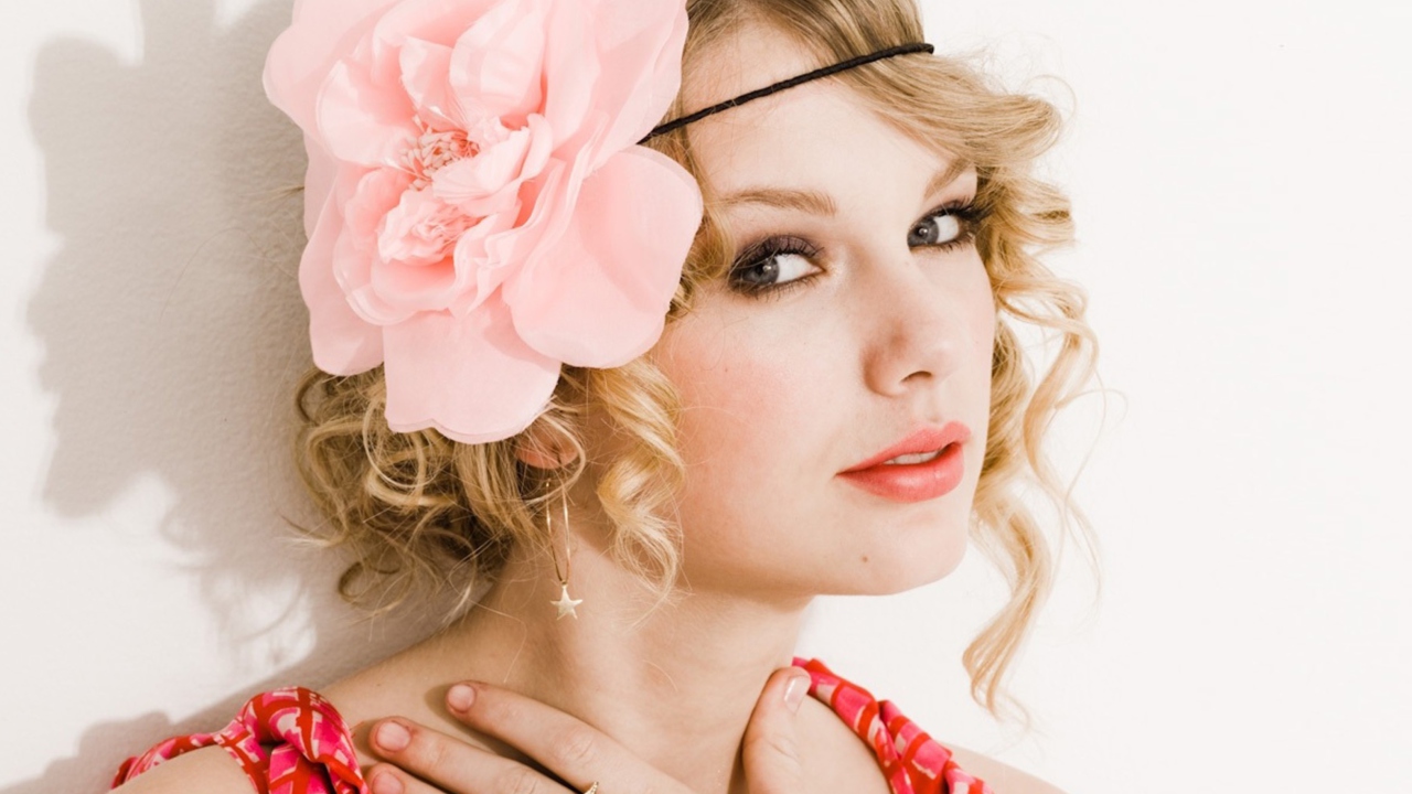 Обои Taylor Swift With Pink Rose On Head 1280x720