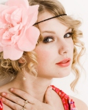 Обои Taylor Swift With Pink Rose On Head 128x160