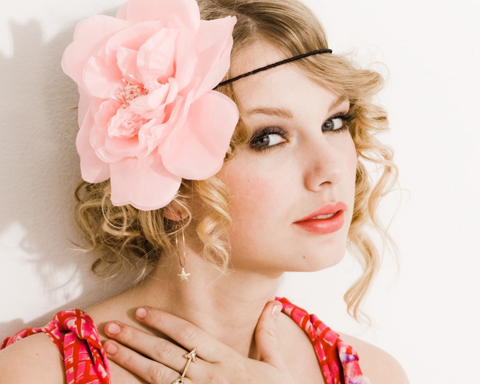 Обои Taylor Swift With Pink Rose On Head 1600x1280